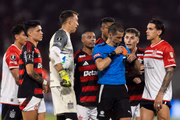 Arbitragem do jogo foi amplamente criticada