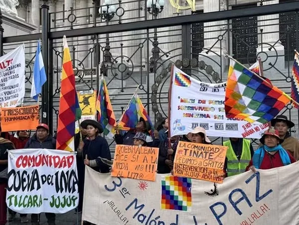 Foto colorida de protesto de indígenas na Argentina - Metrópoles