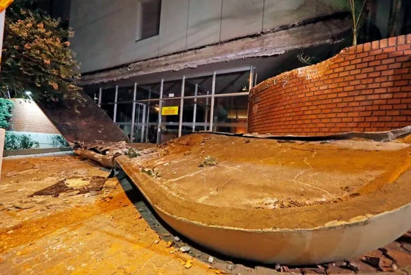 Marquise de shopping desaba e mata jovem de 18 anos em SP
