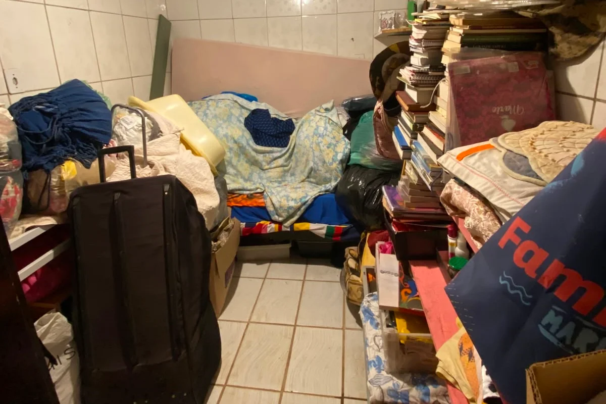Um dos quatro cômodos da casa completamente tomado por objetos acumulados ao longo dos anos Um dos quatro cômodos da casa completamente tomado por objetos acumulados ao longo dos anos