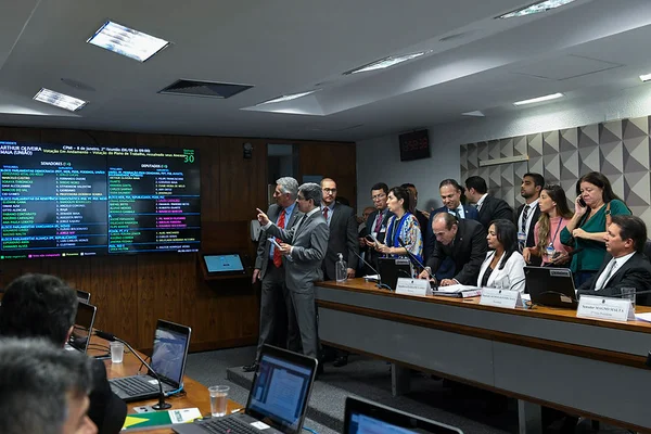 Parlamentares acompanham no telão a votação do plano de trabalho da relatora da CPMI do 8 de Janeiro, Eliziane Gama