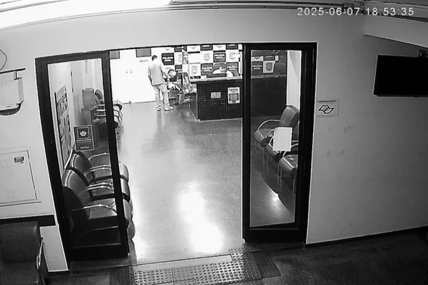 Imagem em preto e branco de dois homens adultos e uma criança dentro da CPJ de Jales - Metrópoles