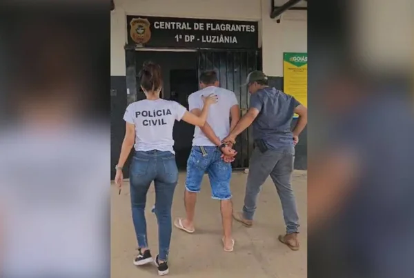 Policiais civis da Central de Flagrantes de Luziânia prenderam em flagrante, no último domingo (1°/12), um homem acusado de ameaçar e perseguir sua ex-companheira. A vítima relatou que as ameaças ocorriam por mensagens no WhatsApp e em diversos locais públicos. O suspeito chegou a ameaçar a vítima com uma faca e afirmou que a mataria e atearia fogo em seu corpo.