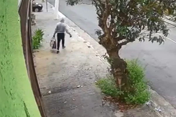 Imagem colorida mostra homem flagrado saindo da casa do tio de Suzane von Richthofen - Metrópoles
