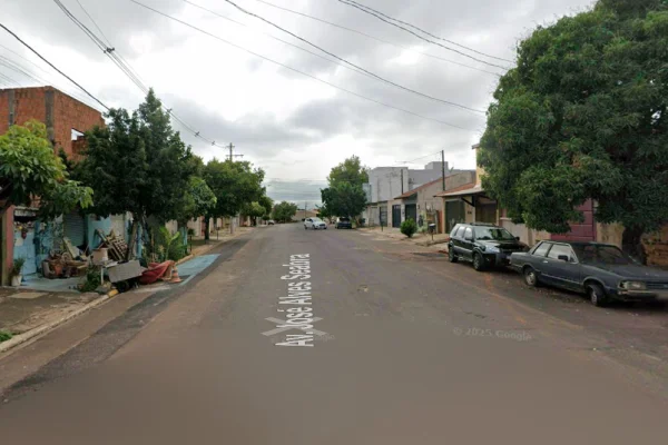 Imagem colorida de rua onde homem ateou fogo na própria casa. Metrópoles