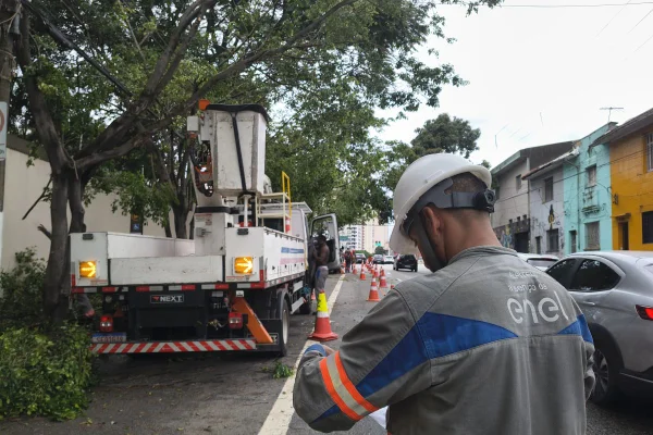 Imagem mostra trabalhadores da Enel - Metrópoles