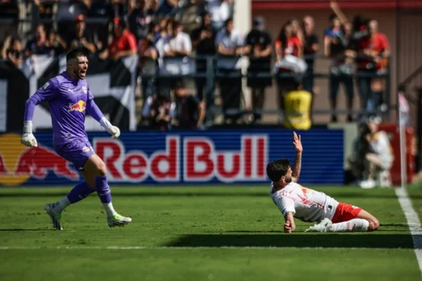 Goleiro do Red Bull Bragantino, Tiago Volpi, comemorando gol - Metrópoles