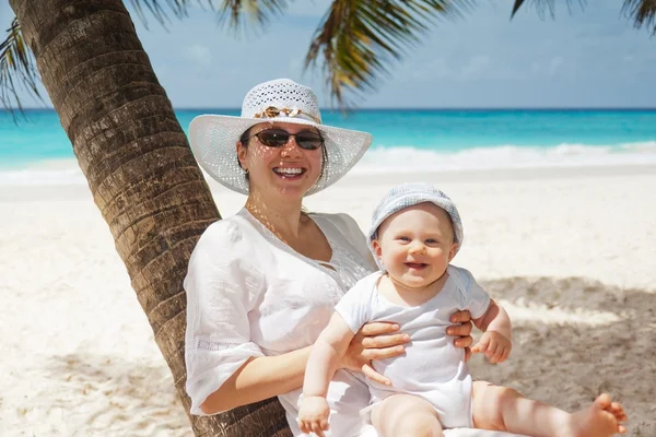mulher e bebe viajando viagem