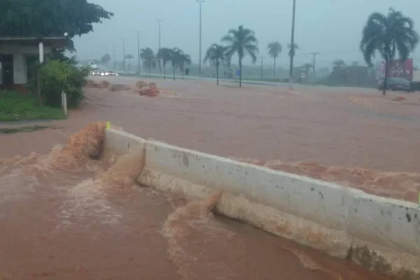 Trecho da BR-040 é fechado por causa de “rio” formado pela chuva