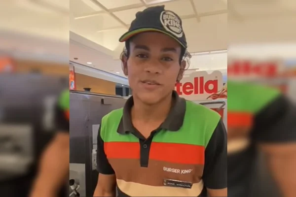 Foto colorida de funcionário do Burger King - Metrópoles
