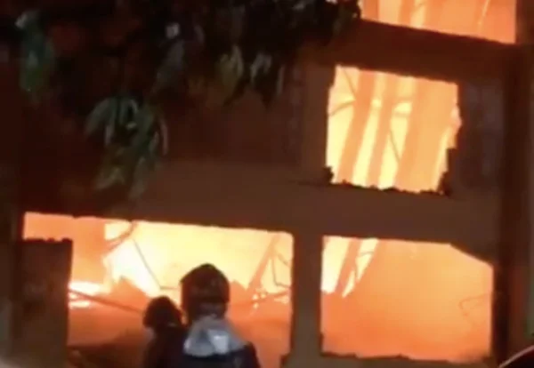 Vídeo: fábrica pega fogo na noite de Natal e mobiliza 60 bombeiros