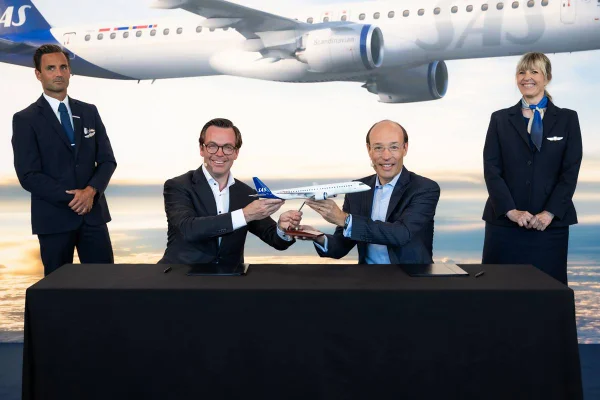 Foto colorida da assinatura de venda de jatos da Embraer para Scandinavian Airlines (SAS) - Metrópoles