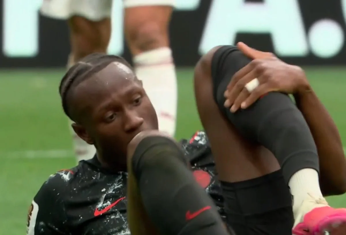 Veja momento em que jogador do Canadá quebra perna em jogo contra o Catar - imagem 1 Veja momento em que jogador do Canadá quebra perna em jogo contra o Catar - imagem 1