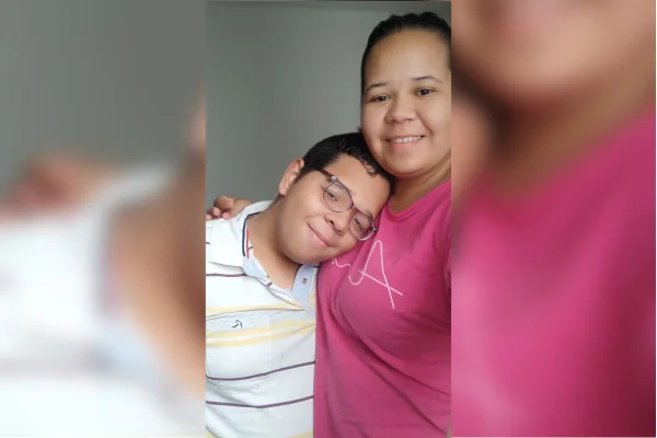 Mãe e Filho abraçados numa selfie