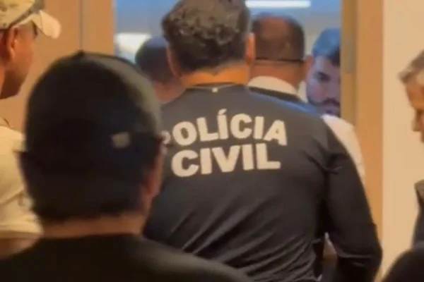 Imagem colorida de momento da prisão de cirurgião dentista acusado de práticas ilegais da profissão - Metrópoles