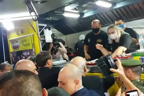 Rio: sem máscara, Bolsonaro causa aglomeração em barraca de cachorro-quente
