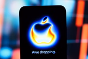 Celular da Apple em evento de  lançamento do iPhone 17