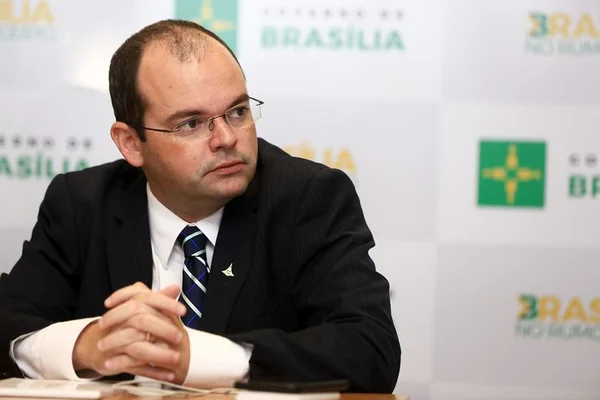 Mesmo proibido, secretário mantém administração de empresa em Goiás
