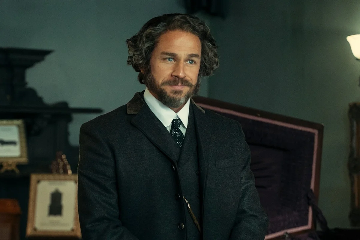Charlie Hunnam na série Monstros Charlie Hunnam na série Monstros