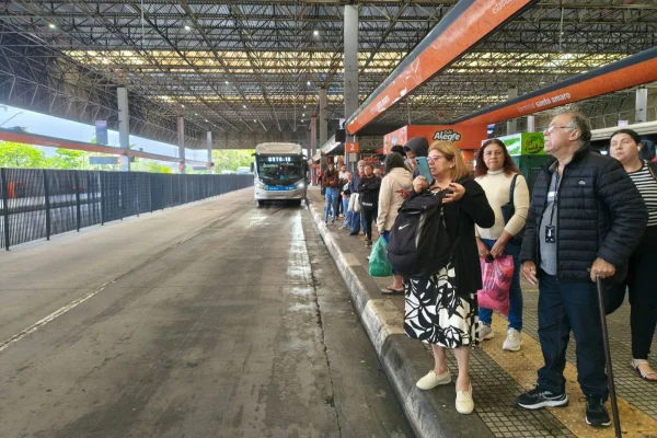 TRE determina 100% da frota, mas eleitores denunciam demora de ônibus em SP