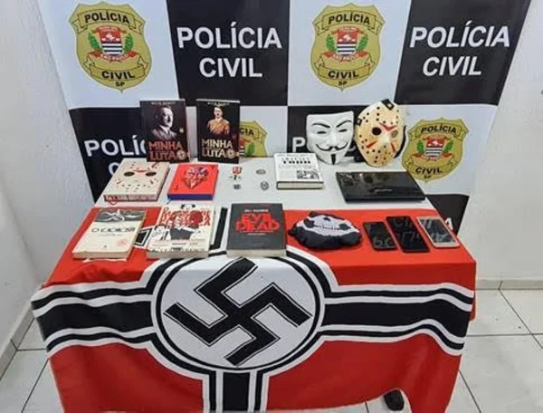 Imagem colorida mostra material de apologia ao nazismo apreendido pela Polícia Civil em Araraquara, no interior de São Paulo - Metrópoles