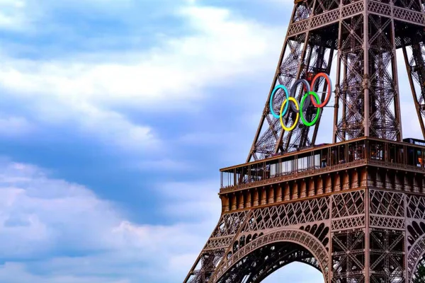 Torre Eiffel, com anéis olímpicos -- Metrópoles