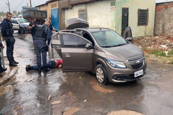 PM encontra bandidos em carro roubado; troca de tiros deixa morto e feridos