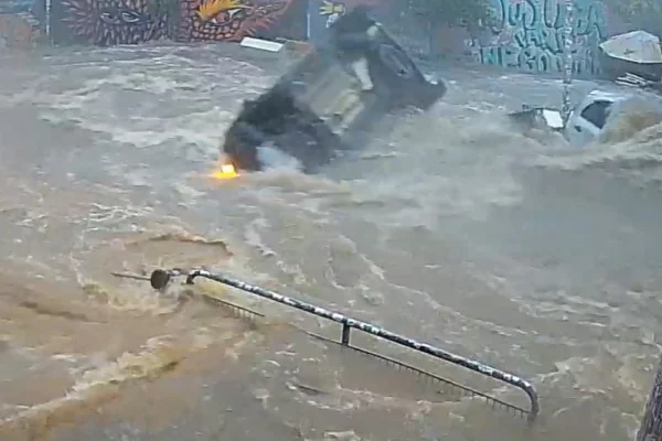 Imagem mostra carro arrastado por enxurrada em temporal - Metrópoles