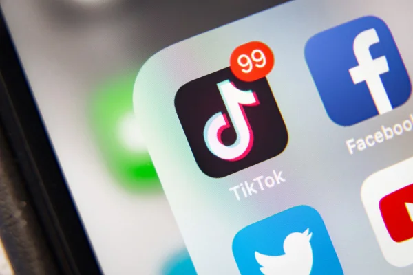 Imagem do aplicativo TikTok no celular - Metrópoles