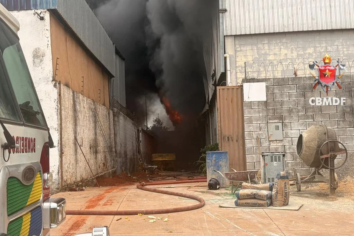 O fogo produziu uma grande coluna de fumaça O fogo produziu uma grande coluna de fumaça