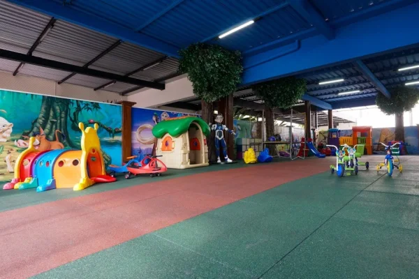 Imagem colorida de área de lazer de escola particular onde criança morreu. Metrópoles