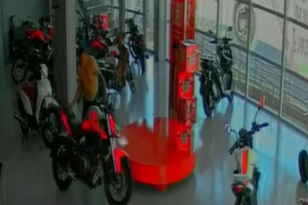 Imagem colorida, MT: polícia investiga homem que furtou motocicleta em plena luz do dia- Metrópoles