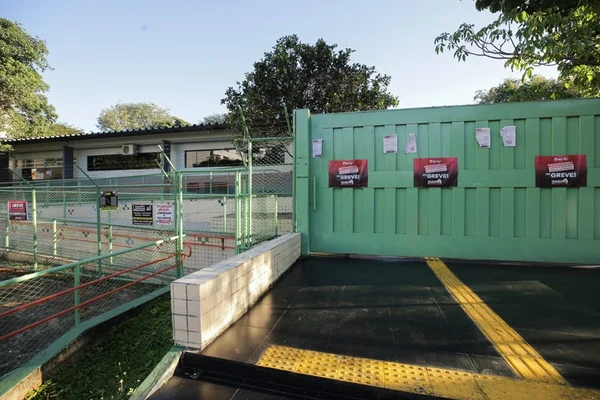 Apesar de decisão contra greve, escolas seguem fechadas ou parcialmente abertas no DF