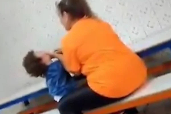 Dona de creche agredindo bebê - Metrópoles