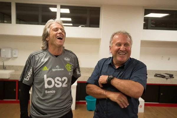 Zico visita Ninho do Urubu e internet vai à loucura