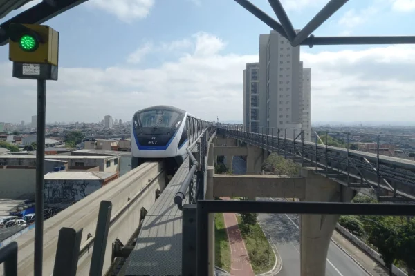 Imagem mostra monotrilho em São Paulo - Metrópoles