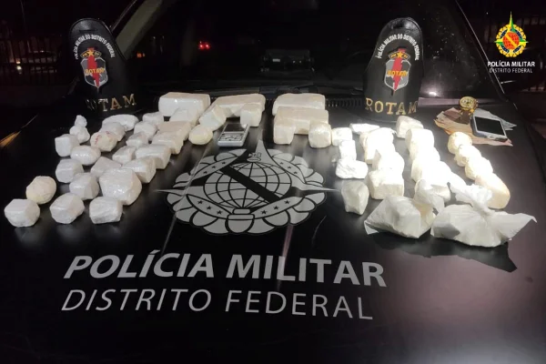 Porções de cocaína em tabletes e sacos distribuídas no capô de viatura da PMDF