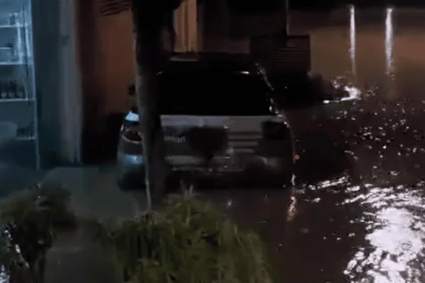 Vídeo: chuvas no litoral de SP alagam ruas e pessoas são desalojadas