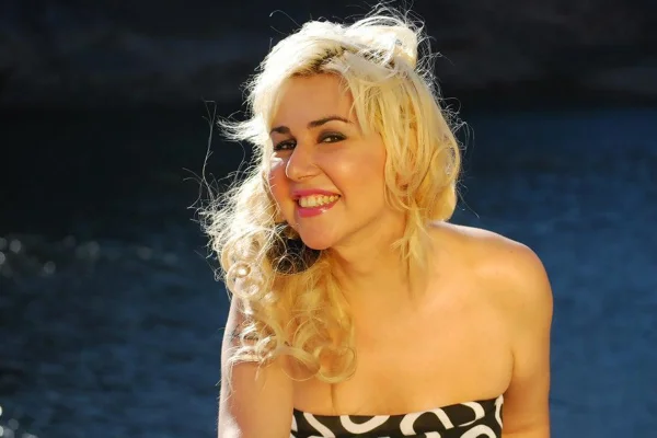 Patricia Ribeiro posa sorridente e com os cabelos soltos - Metrópoles