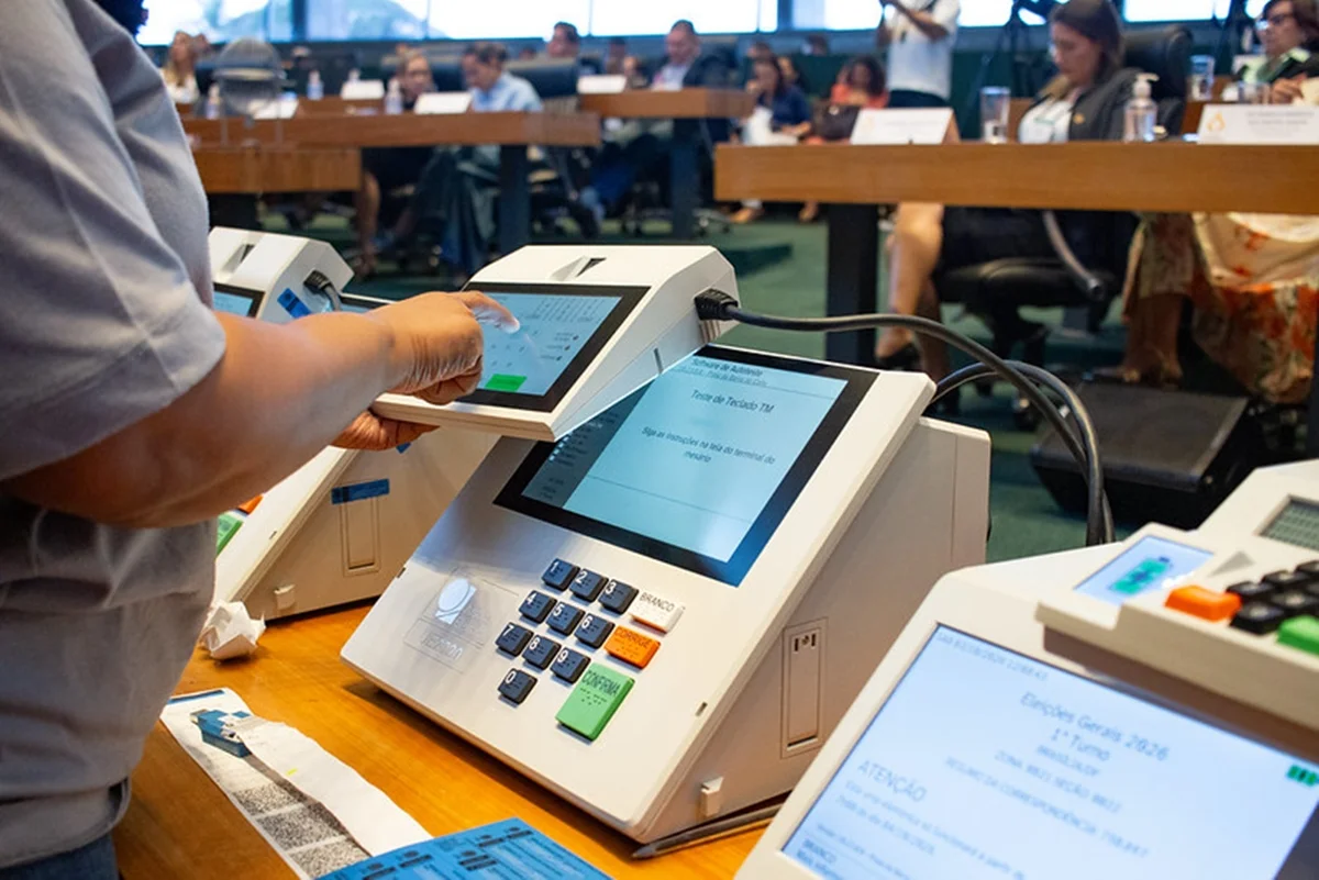 Foram sorteadas 23 urnas eletrônicas. Desse total, 20 serão destinadas ao Teste de Integridade das Urnas Eletrônicas e três ao Teste de Autenticidade dos Sistemas Eleitorais. Foram sorteadas 23 urnas eletrônicas. Desse total, 20 serão destinadas ao Teste de Integridade das Urnas Eletrônicas e três ao Teste de Autenticidade dos Sistemas Eleitorais.