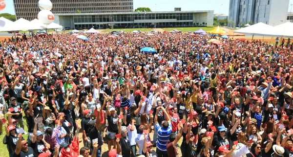 Após 29 dias parados, professores decidem pelo fim da greve. Aulas voltam amanhã