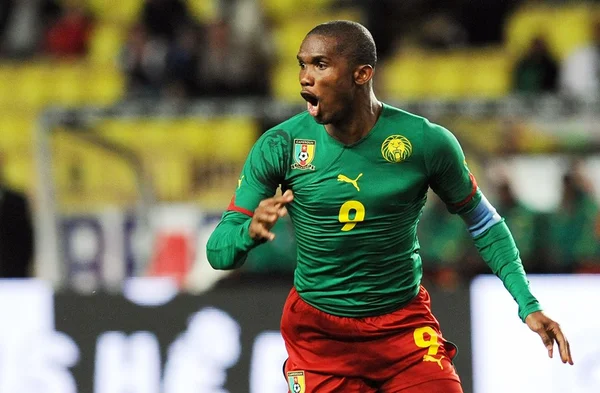 Eto'o com a camisa de Camarões