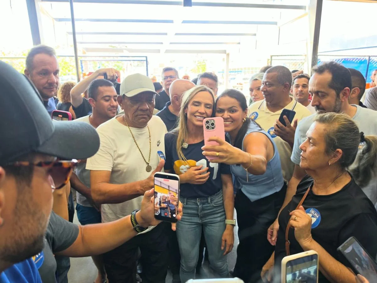 Durante caminhada na feira, Celina Leão tirou fotos e conversou com apoioadores Durante caminhada na feira, Celina Leão tirou fotos e conversou com apoioadores