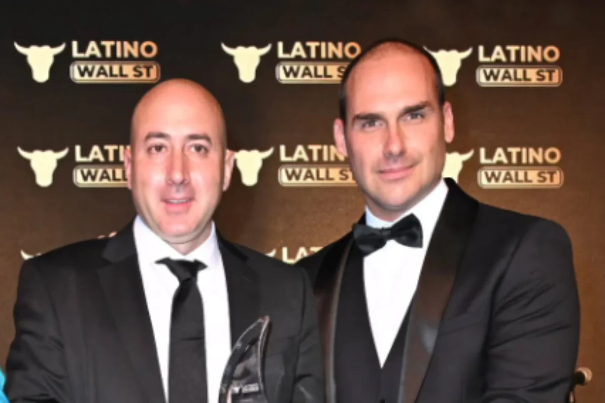 Cerimedo foi premiado como "melhor consultor político do ano" em evento conservador na Flórida. Eduardo Bolsonaro esteve presente Cerimedo foi premiado como "melhor consultor político do ano" em evento conservador na Flórida. Eduardo Bolsonaro esteve presente