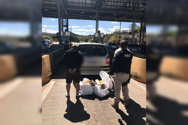 PRF prende dupla que transportava 100 kg de maconha na BR-060