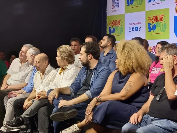 Fotografia colorida mostra Marta Suplicy e Guilherme Boulos em evento - Metrópoles