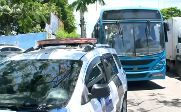 Em ônibus, mulher chama adolescentes de “macacos” e é presa