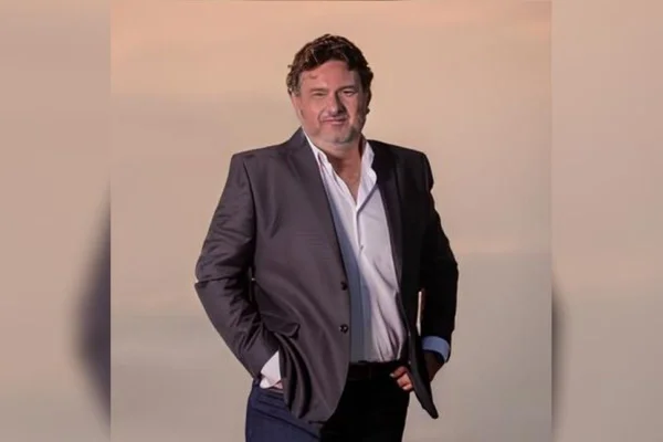 Imagem colorida mostra o empresário Adriano Domingues da Costa, um homem branco, de barba grisalha e cabelo castanho escuro, vestindo terno cinza e camisa branca - Metrópoles