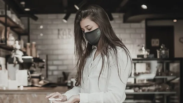 Empresa cria máscara de proteção com fone de ouvido e microfone integrados