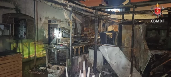 Incêndio destrói hamburgueria em São Sebastião